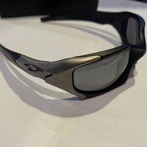 Oakley PIT BOSS 1 Titanium Matte Black - New Carbon Lenses